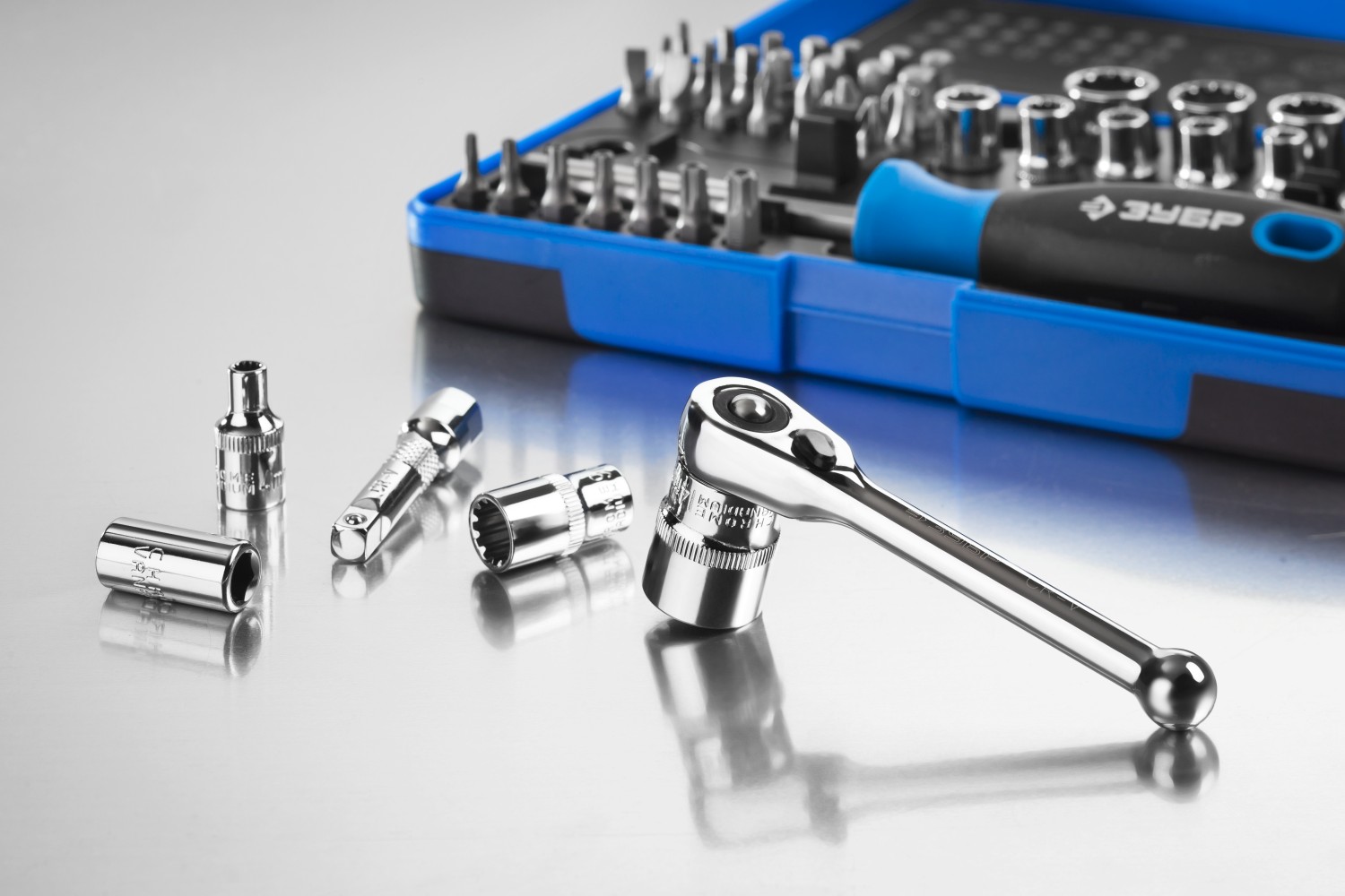 ЗУБР 47 шт, набор отверток с двухкомп рукояткой, насадки и мини трещоткой 25283-H47 купить по цене 1&nbsp;414 ₽ в интернет магазине ТЕХСАД