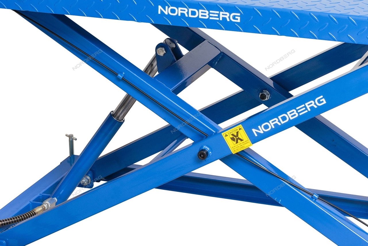 Подъемник для мотоциклов, 680 кг, с пневмоприводом NORDBERG N4M4 купить по цене 116&nbsp;186 ₽ в интернет магазине ТЕХСАД