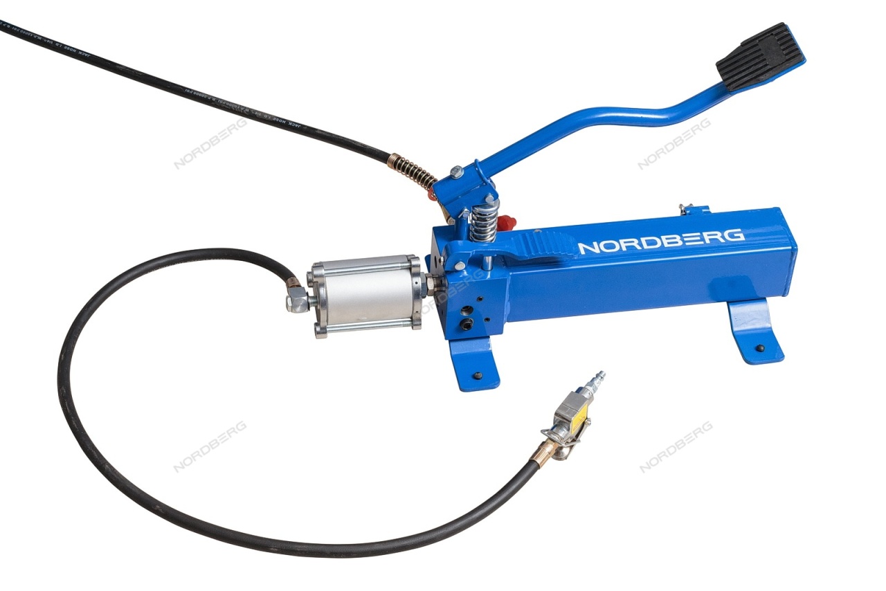 Подъемник для мотоциклов, 680 кг, с пневмоприводом NORDBERG N4M4 купить по цене 116&nbsp;186 ₽ в интернет магазине ТЕХСАД