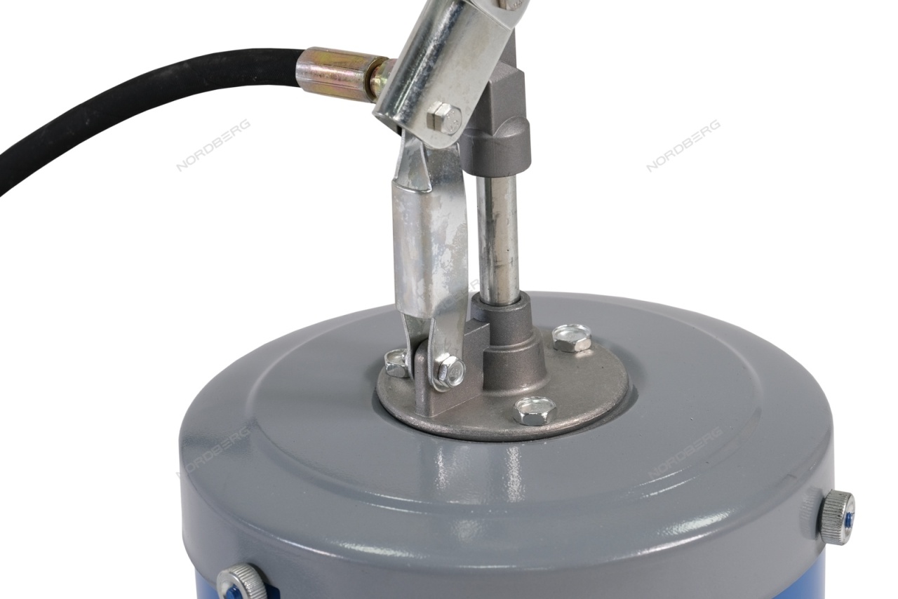 Солидолонагнетатель, 8 л, ручной NORDBERG N5008 купить по цене 4&nbsp;928 ₽ в интернет магазине ТЕХСАД
