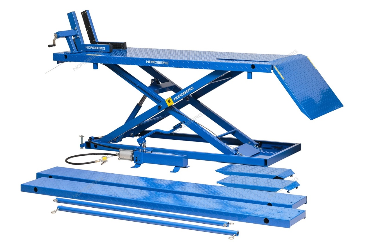 Подъемник для мотоциклов, 680 кг, с пневмоприводом NORDBERG N4M4 купить по цене 116&nbsp;186 ₽ в интернет магазине ТЕХСАД