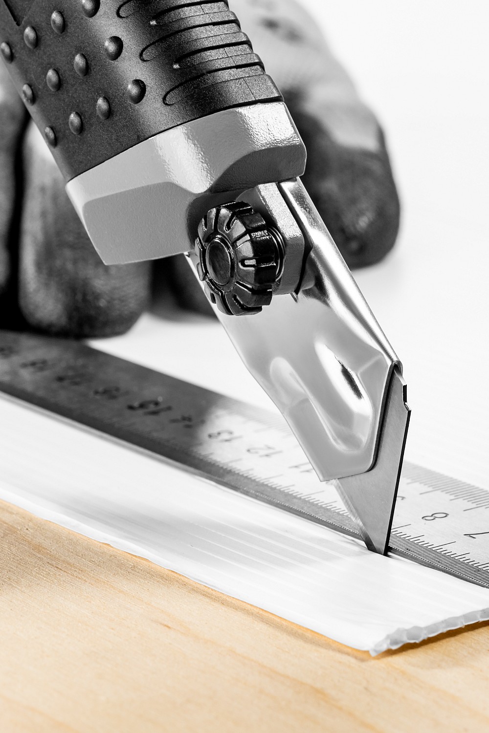 ЗУБР 25 мм, сегментированное лезвие, винтовой фиксатор, нож ТИТАН-25 09180 Профессионал купить по цене 770 ₽ в интернет магазине ТЕХСАД