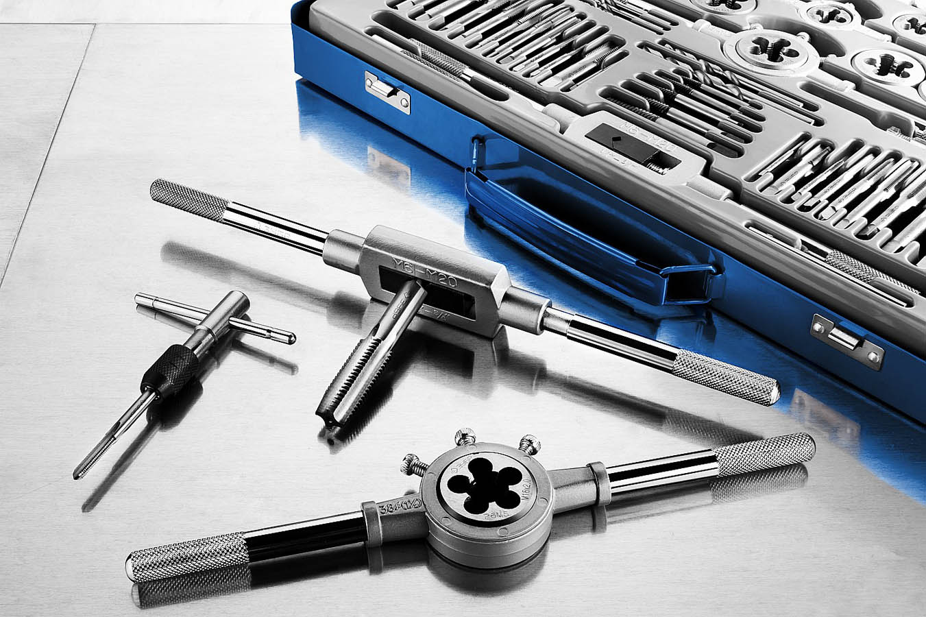 ЗУБР 24 предмета, Р6М5, набор метчиков и плашек 28110-H24 Профессионал купить по цене 8&nbsp;240 ₽ в интернет магазине ТЕХСАД